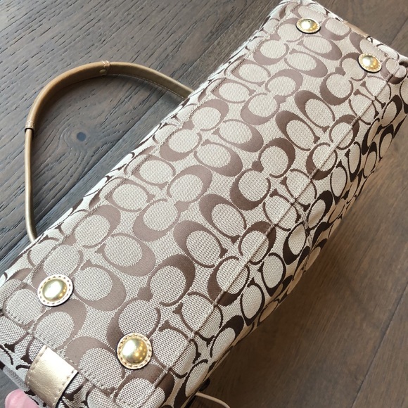Signature COACH Satchel Bag w/Gold Trim & Hardware - Picture 5 of 8
